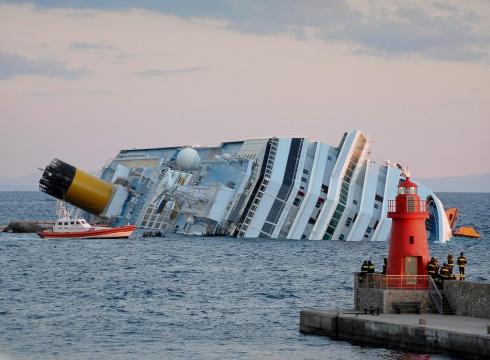 costa concordia il relitto in cartolina
