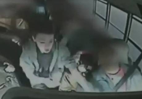 ragazzino salva scolaresca