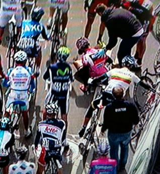 giro-ditalia-3tappa-vince-goss-maxicaduta