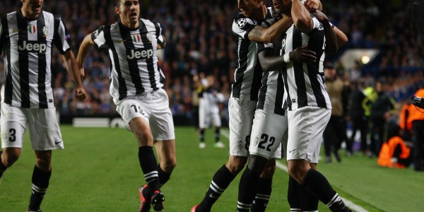 La quarta giornata di campionato, è una giornata in bianco e nero. Hanno infatti vinto tutte e tre le squadre che portano i colori bianco e nero. Ieri una Juventus targata Quagliarella, che grazie all'attaccante napoletano ha vinto 2 a 0, contro uno sterile Chievo e ha confermato il suo posto in cima alla classifica, in attesa della partita della Lazio di strasera all'Olimpico contro il Genoa. Altre due vittorie per le squadre con la casacca a righe bianco nero. Vince il Siena a San Siro a discapito della squadra di Stramaccioni, l'Inter non riesce a trovare un suo equilibrio e la squadra di Serse Cosmi, vince meritatamente due a zero. Gol di Vergassola e di Vaiani, entrambi nel secondo tempo. Il San Siro resta ancora un tabù per le squadre milanesi, che non hanno trovato ancora la vittoria sul nuovo campo. Ma al Milan non va bene neanche in trasferta. La squadra di Allegri perde contro la terza squadra in bianco nero, allo stadio Friuli l'Udinese ritrova la sua forma e rifila due goal ai rosso neri che sono alla loro terza sconfitta in campionato e conclude i nove la sua quarta giornata. Perde ancora anche il Palermo,nonostante il cambio di allenatore, che a Bergamo nel recupero viene sconfitto per 1 a 0 dall'Atalanta. Non va benissimo neanche al Napoli di Mazzarri, che non riesce a vincere al Massimino di Catania, nonostante la superiorità numerica dai primi minuti del primo tempo, la partita finisce 0 a 0 per la rabbia e la delusione dell'allenatore e dei tifosi.