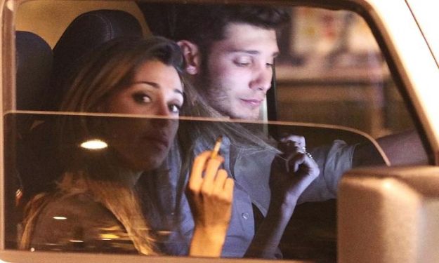 belen e stefano scambiano gli anelli