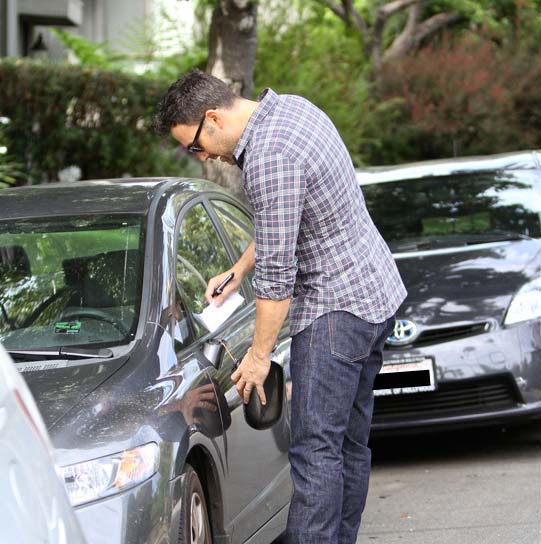 ben affleck rompe lo specchietto