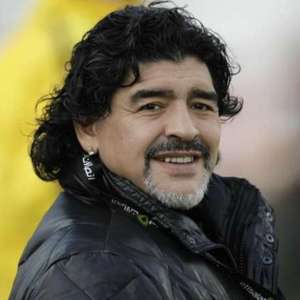 maradona di nuovo padre e scappa via