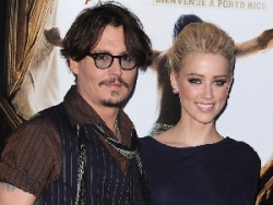 Johnny-Depp-regala-una-spiaggia-alla-fidanzata