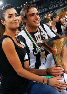 federica_nargi_ed_alessandro_matri_tra_la_folla_di_fan_e_curiosi_posano_insieme_alla_coppa_efd0