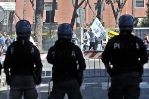 Derby Roma-Lazio, forze dell'ordine e tifosi fuori lo stadio Olimpico