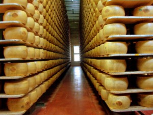 Parmigiano_reggiano_factory