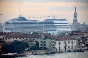 Venezia, 28/02/2011. Il passaggio in bacino della nave Msc Magnifica.