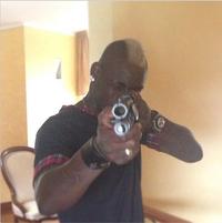 Balotelli-imbraccia-il-fucile-Un-bacio-a-chi-mi-odia_medium