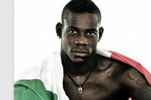 balotelli.tricolore.spalle.356x237