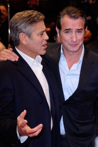 George-Clooney-et-Jean-Dujardin-sur-le-tapis-rouge-de-Monuments-Men-a-la-64e-Berlinale-le-8-fevrier-2014_portrait_w674