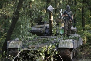 46527-un-combattente-filo-russo-su-un-tank-nei-pressi-di-donetsk