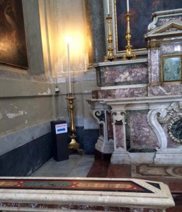 Bagno dietro altare cattedrale Palermo, turisti increduli