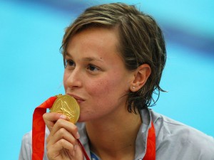 federica-pellegrini-bacia-medaglia