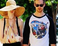 anne-hathaway-fa-moda-col-braccio-ingessato