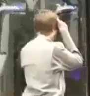 justin bieber sbatte contro una porta a vetro